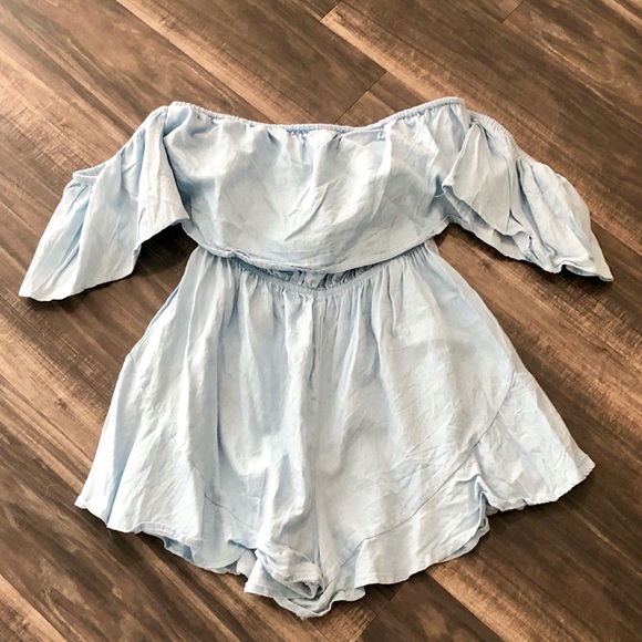 ❌❌ SOLD ❌❌ Fashion Nova Off Shoulder Ruffle Romper - Picture 3 of 8